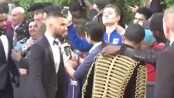 Frótate los ojos: de esta guisa se presentó Depay en una gala