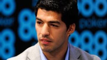 Luis Suárez viajó a España para incorporarse al Barcelona