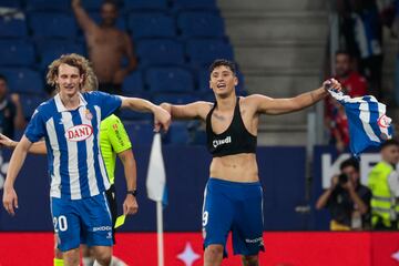 CORNELLÁ-EL PRAT (BARCELONA), 31/08/2024.- El delantero del Espanyol Alejo Véliz (d) celebra el segundo gol de su equipo durante el partido de la cuarta jornada de LaLiga entre el RCD Espanyol y el Rayo Vallecano, este sábado en el estadio RCDE Stadium. EFE/ Toni Albir
