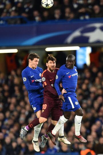 Messi entre Andreas Christensen y N'Golo Kante.