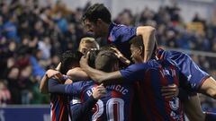 Los jugadores del Huesca celebran un gol. 