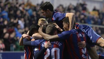 Los jugadores del Huesca celebran un gol.