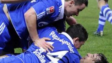 Raúl celebra con sus compañeros el gol.