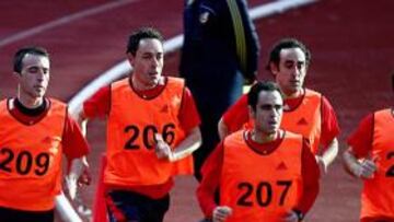 <b>APROBADOS. </b>Borbalán, Burrull, Velasco Carballo, Iturralde y Mateu Lahoz, en las pruebas físicas.