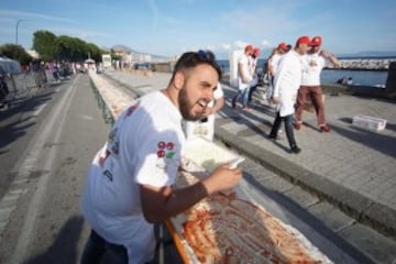 Fotografía facilitada hoy, 19 de mayo de 2016 de una pizza napolitana de dos kilómetros de largo, elaborada para batir el récord del mundo, y colocada a lo largo del paseo marítimo en Nápoles (Italia) ayer. EFE/Ciro Fusco