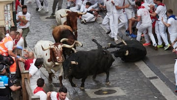 Primer encierro de las Fiestas de San Fermín 2025, a 7 de julio de 2025, en Pamplona, Navarra (España). En este primer encierro de las fiestas, que se celebrarán hasta el próximo 14 de julio, han corrido seis toros de la ganadería Fuente Ymbro. El recorrido, de aproximadamente 875 metros, arranca desde la cuesta de Santo Domingo hasta llegar a la Plaza de Toros.
Eduardo Sanz / Europa Press
07/07/2025