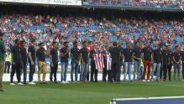 HOMENAJE. Adelardo le entreg&oacute; a los integrantes del Atl&eacute;tico Calcuta de una camiseta con el n&uacute;mero 14. Fue el pasado 20 de septiembre antes del Atl&eacute;tico-Celta.
 