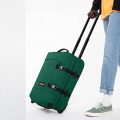 Esta maleta con ruedas y de cabina de Eastpak está de oferta y disponible en 17 colores