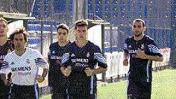 <b>QUEIROZ SE QUEDÓ SÓLO CON SIETE JUGADORES.</B> Las convocatorias de las selecciones nacionales han dejado al Madrid en cuadro. Queiroz sólo pudo disponer ayer de siete hombres de la primera plantilla.