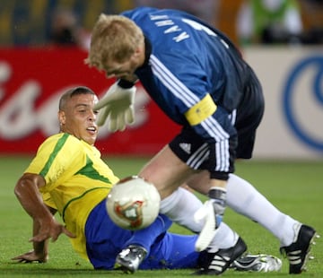 Ronaldo, en una jugada con Oliver Khan en la final del Mundial de Corea del Sur y Japón 2002 que enfrentó a Brasil con Alemania.