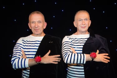 Jean-Paul Gaultier (1952) es un diseñador de moda francés. Posee su propia marca de ropa, cuyo accionista mayoritario es la compañía española de moda y perfumes Puig.​ También fue director creativo de Hermès. Su primera colección individual fue lanzada en 1976 y su característico estilo irreverente data de 1981. Ha sido conocido como el enfant terrible (chico rebelde) de la moda francesa. Muchas de las siguientes colecciones de Gaultier estarían basadas en ropa callejera, inspirándose en la cultura popular, mientras otras, particularmente sus colecciones de alta costura, son muy formales y al mismo tiempo inusuales.