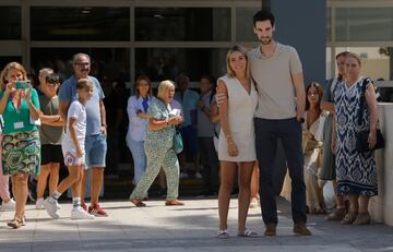 Sergio Rico recibe el alta y se despide del hospital