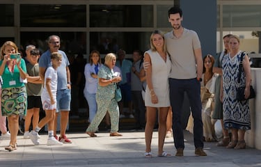 Sergio Rico recibe el alta y se despide del hospital