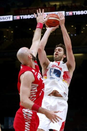 El p¨ªvot espa?ol, Pau Gasol (d), y el polaco Marcin Gortat (i) durante el partido de octavos de final del Europeo 2015 entre las selecciones de Espa?a y Polonia, celebrado en el estadio Pierre Mauroy de la localidad francesa de Lille.