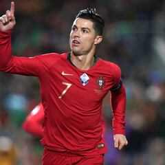 Cristiano recupera la sonrisa ante Lituania con un hat-trick