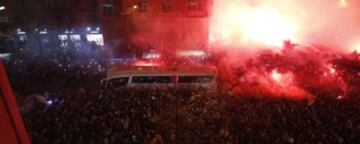 El frío y la lluvia no detuvieron a miles de aficionados que quisieron arengar al Real Madrid en su llegada al Bernabéu.