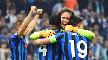 Atalanta's Italian goalkeeper #29 Marco Carnesecchi (C) celebrates with teammates after winning the UEFA Champions League, league phase day 4, football match between Olympique de Marseille (OM) and Atalanta Bergame at the Velodrome stadium, in Marseille on November 5, 2025. (Photo by Clement MAHOUDEAU / AFP)