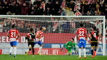 GIRONA, 17/01/2024.- El delantero del Girona Christian Stuani (3-i) marca de penalti el segundo gol ante el Rayo Vallecano, durante el partido de los octavos de final de la Copa del Rey de fútbol que Girona FC y Rayo Vallecano disputan hoy miércoles en el Estadio Municipal de Montilivi. EFE/Siu Wu
