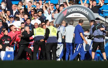 Marco Ianni, técnico asistente de Maurizio Sarri en el Chelsea, celebró el gol de Barkley que significó el empate en el marcador entre Chelsea y Manchester United de forma efusiva enfrente de Mourinho, que entró en cólera.
