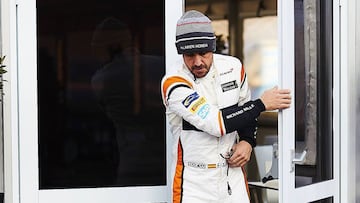 Fernando Alonso sale de su box durante la primera sesi&oacute;n de entrenamientos libres en el circuito de Montmelo (Barcelona). 