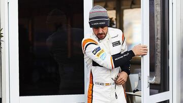 Fernando Alonso sale de su box durante la primera sesi&oacute;n de entrenamientos libres en el circuito de Montmelo (Barcelona). 