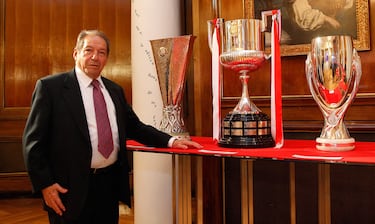 Enrique Collar, en el Palace en el año 2013, con los títulos que ganó. El Niño eterno del Atlético.