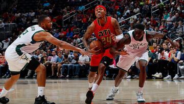 ATLANTA, GA - JANUARY 15: Kent Bazemore #24 of the Atlanta Hawks draws a foul as he drives between Tony Snell #21 of the Milwaukee Bucks and Jabari Parker #12 at Philips Arena on January 15, 2017 in Atlanta, Georgia. NOTE TO USER User expressly acknowledges and agrees that, by downloading and or using this photograph, user is consenting to the terms and conditions of the Getty Images License Agreement. Kevin C. Cox/Getty Images/AFP
== FOR NEWSPAPERS, INTERNET, TELCOS & TELEVISION USE ONLY ==