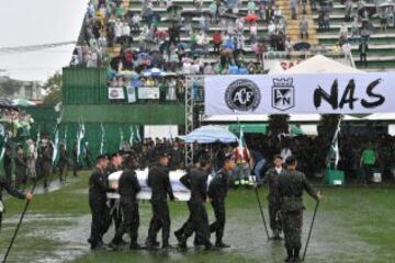 Interior del estadio arena Conda en Chapecó, donde se celebra el homenaje a los jugadores y miembros del equipo técnico del club, fallecidos en el accidente aéreo en Colombia.