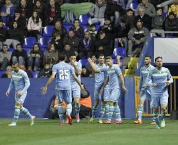 1-2. Jorge Molina celebra el segundo tanto con sus compañeros.