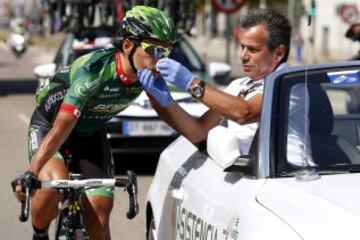 El ciclista japones del equipo Europcar, Yukiya Arashiro, es atendido durante la decimoctava etapa de la Vuelta Ciclista a España, con comienzo en la localidad burgalesa de Roa y término en la segoviana de Riaza, con un recorrido de 204 kilómetros.