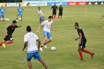 La Selección Colombia entrenó en la Universidad Autónoma del Caribe. James participó a la par de sus compañeros.