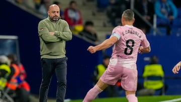CORNELLÁ EL PRAT (BARCELONA), 09/03/2026.- El técnico del Espanyol José Manuel González durante el partido de la jornada 27 de LaLiga que RCD Espanyol y Real Oviedo disputan hoy lunes en el RCDE Stadium. EFE/Enric Fontcuberta