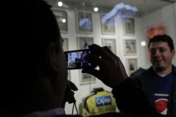 Hinchas de Millonarios visitando el museo azul