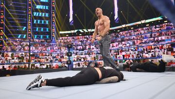 Cesaro ataca a Roman Reigns.