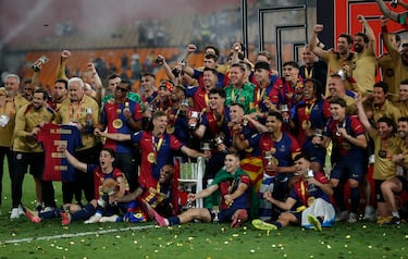 El conjunto azulgrana consigue el trofeo de Copa número 33 tras ganar al Real Madrid 3-2.