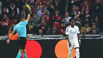 El árbitro de partido, Maurizio Mariani, muestra la cartulina amarilla a Endrick por su entrada a Alexzsandro.