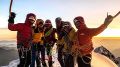 Los Hermanos Pou acompañados de Alma Robli y Alexander Estrada en la cima del Yanapaccha, de 5460 metros, en Perú, el 23 de agosto del 2023.