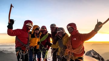 Los Hermanos Pou acompañados de Alma Robli y Alexander Estrada en la cima del Yanapaccha, de 5460 metros, en Perú, el 23 de agosto del 2023.