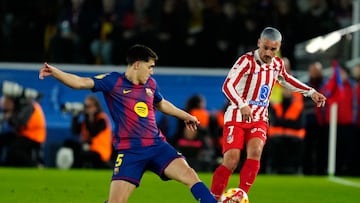 BARCELONA, 03/03/2026.- El defensa del Barcelona Pau Cubarsí (i) juega un balón ante Antoine Griezmann, del Atlético, durante el partido de vuelta de las semifinales de la Copa del Rey que FC Barcelona y Atlético de Madrid disputan este martes en el Camp Nou. EFE/Alejandro García
