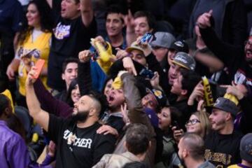 DJ Khaled se hace un selfie junto a los aficionados de los Lakers.