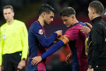 BARCELONA, 20/10/2024.- El centrocampista del Barcelona Pedri (i) pone el brazalete de capitán a Gavi al incorporarse al terreno de juego, durante el partido de LaLiga que FC Barcelona y Sevilla FC disputan este domingo en el estadio Lluis Companys. EFE/Alejandro García
