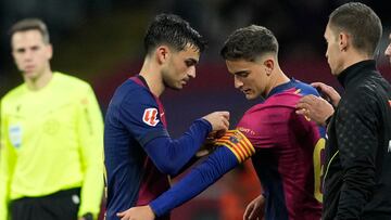 BARCELONA, 20/10/2024.- El centrocampista del Barcelona Pedri (i) pone el brazalete de capitán a Gavi al incorporarse al terreno de juego, durante el partido de LaLiga que FC Barcelona y Sevilla FC disputan este domingo en el estadio Lluis Companys. EFE/Alejandro García