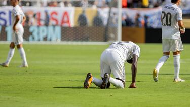 Imagen de los jugadores del Madrid desolados ante la avalancha de juego y goles del PSG.