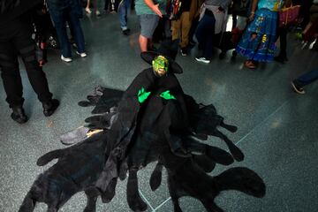 Una asistente vestida de Bruja Malvada derretida posa durante la Comic Con de Nueva York en el Centro de Convenciones Jacob K. Javits.