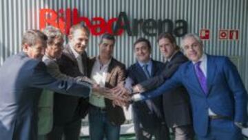 Los nuevos accionistas del club junto a Gorka Arrinda (segundor por la derecha).