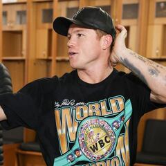 Canelo le 'saca brillo al piso' con pasos de salsa junto al hijo de Andy Ruiz