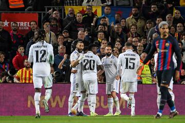 0-3 Karim Benzema celebra el tercer tanto, que marca de penalti en el minuto 57, con sus compañeros de equipo.