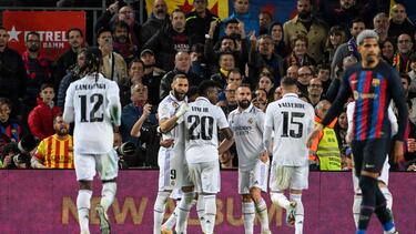 0-3 Karim Benzema celebra el tercer tanto, que marca de penalti en el minuto 57, con sus compañeros de equipo.