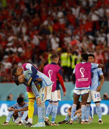 Los jugadores de la selección española desconsolados tras la eliminación ante Marruecos. 