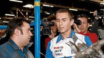 <b>ATENTO. </b>Jorge Lorenzo visitó toda la cadena de funcionamiento de la fábrica en España.